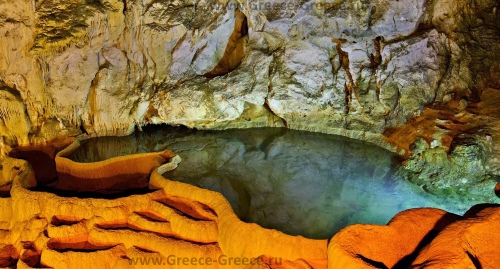 Пещера озер в Калаврите
